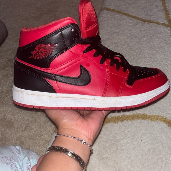 Jordan ones black and red mid US 8 mens - Picture 3 of 6